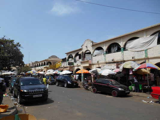 Rue de l'entrée principale du Royal Albert's Market