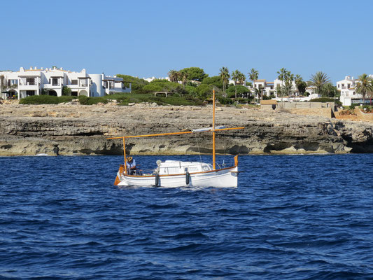 En descendant vers le sud de Majorque. Llaut majorquin.