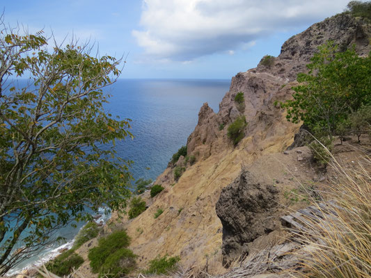 Falaise sur la côte est de Terre de Bas.