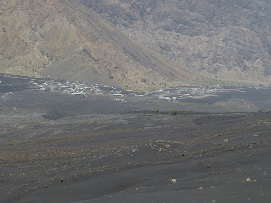 Le village de Cha de Caldeira, en partie recouvert par la coulée de lave de 2014. 