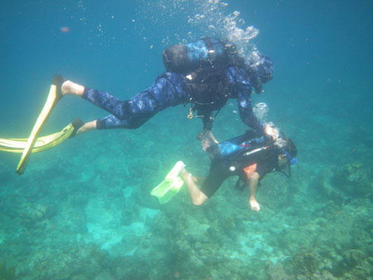 Manoë en baptême de plongée à la réserve Cousteau.