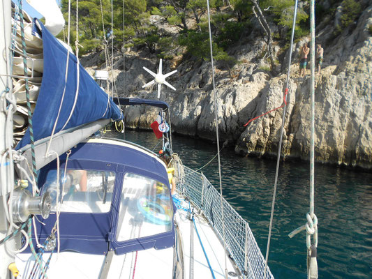 Mouillage dans la calanque de Port Pin, perpendiculaire aux rochers. 