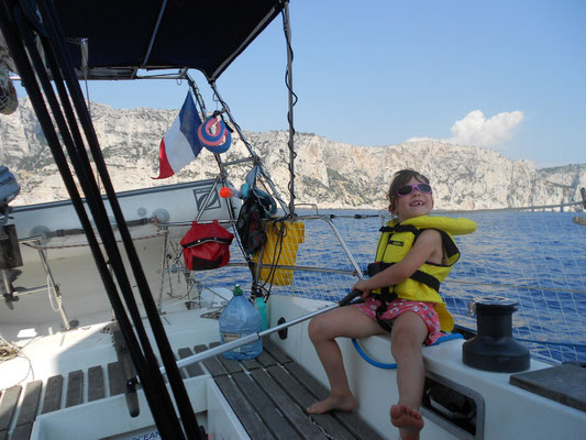Manoë s'intéresse à la navigation et apprend à barrer au près avec réussite ! 
