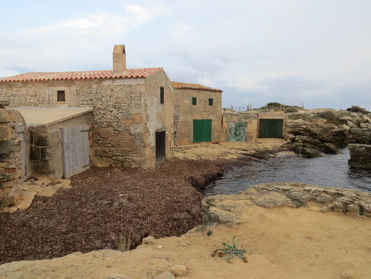 Anciens garages à bateaux près de la Colonia St Jordi