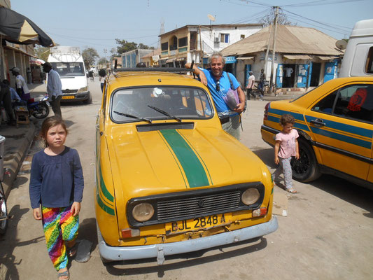 Gaëtan rêve devant le taxi 4L de la ville.