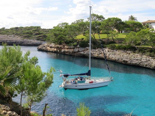 Mouillés avec une aussière arrière qui nous maintient dos à la roche dans la Cala Mitjana