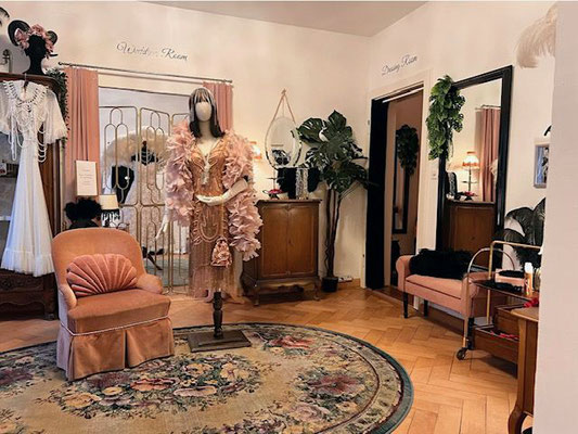PowderRoom Vintage Boutique. Boudoir Rosa Gatsbykleid von Gatsbylady.