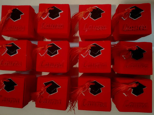 scatoline  in vellutino rosso 5 x 5 x 5 con applicazione tocco e nome laurea in rilievo € 2,00 senza confetti 