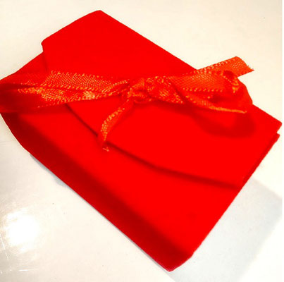 scatolina bauletto in vellutino rosso 7,5 x 5 x 4 € 2,00 senza confetti 
