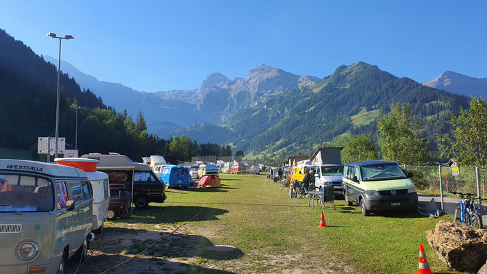 Lenk Panorama Wildstrubel und Laufbodenhorn und gesamthaft wohl 230 Büssli auf Platz