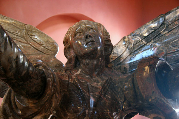 Engelskulptur aus Lahnmarmor