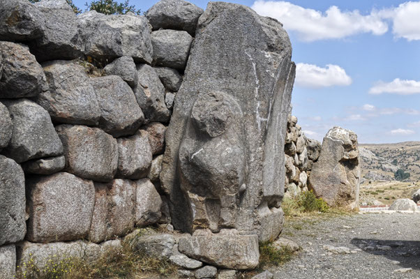 Hattuscha (Türkei), Löwentor, Löwenskulptur, fehlender Kopf