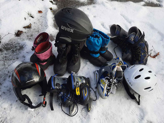 Schneestiefel, Skistiefel, Schlittschuhe, Helme für Kinder