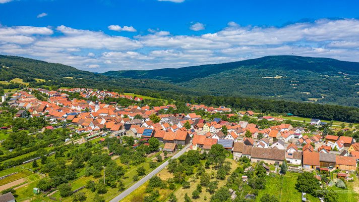 westlich gelegen von Sandberg befindet sich ein weiteres Walddorf - Langenleiten