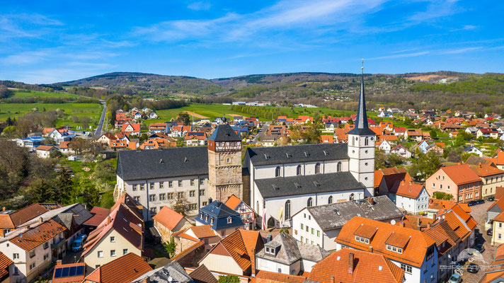 Der Stadtturm und die katholische Kirche von Bischofsheim