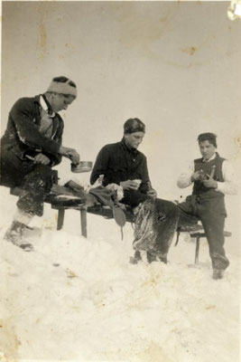 In Mädems auf dem Hüttendach / Feb. 1935