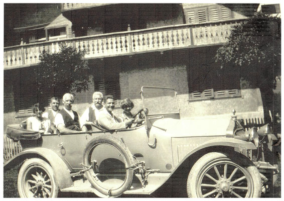 1927Das erste Auto am Kleinberg / Hans Kunz am Steuer 