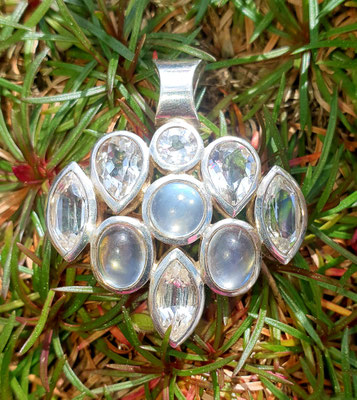 anhaenger-silber-mondstein-bergkristall-6-11 mm-laenge mit öse 35 mm-220.