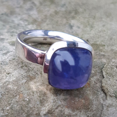 ring-rarität-tansanit--11x11 mm-cabochon-kissenschliff-traumstein