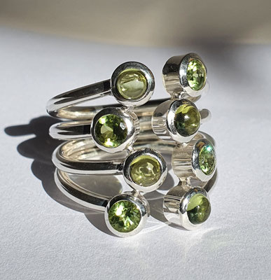 ring-silber-8 peridots-4 mm