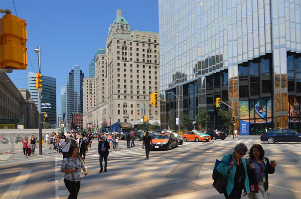 In der Bildmitte das Fairmont Royal York Hotel.