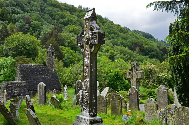 Die Klosterruine Glendalough in den Wicklow Mountains zählt wie die Ruine Clonmacnoise am Shannon zu den berühmtesten Sehenswürdigkeiten Irlands.