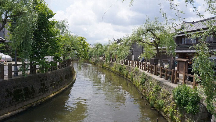 小野川の両側に建つ日本遺産の街並み