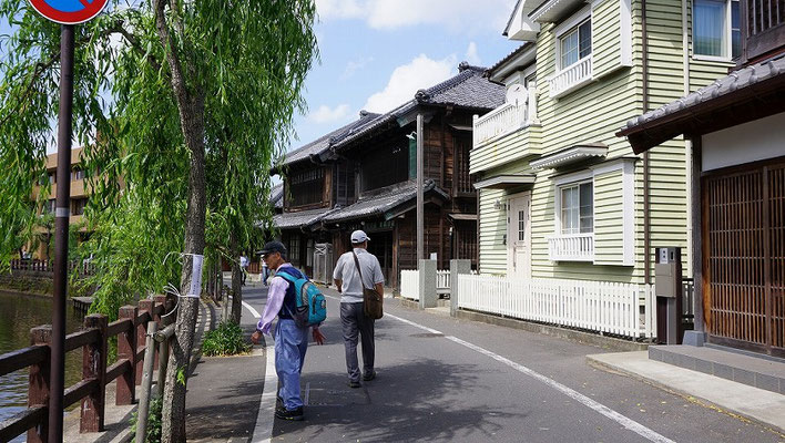 日本家屋と洋風館が並ぶ