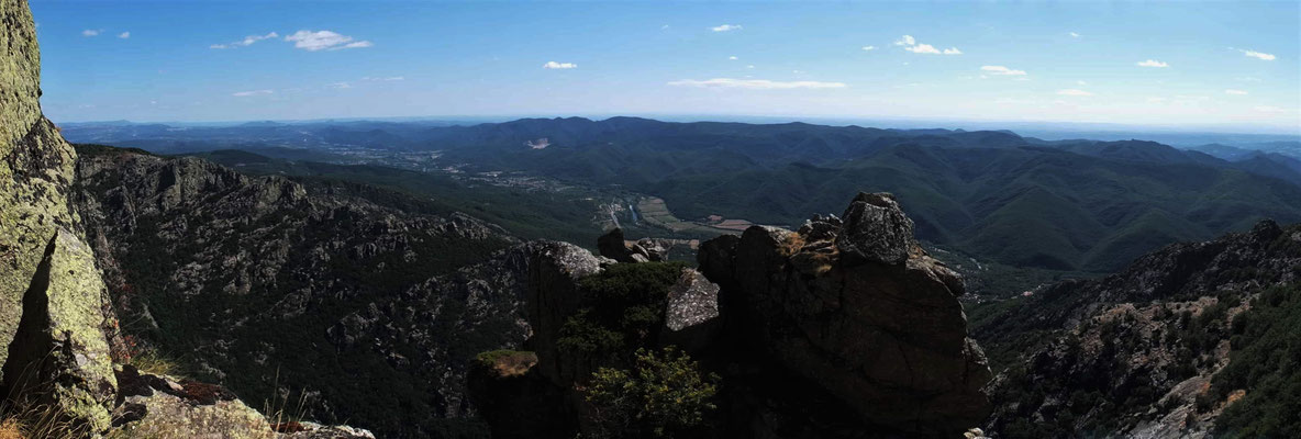 grandes voies terrain d'aventure au Caroux- la tour verte sur fond de vallée de l'Orb