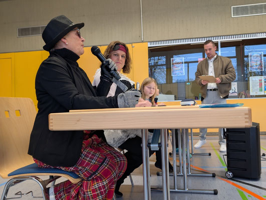 Die Jury: Zwei Kinder der Klasse 4 und zwei Erwachsene. Ein Erwachsener ist als Piratin verkleidet ein anderer als Scottsman