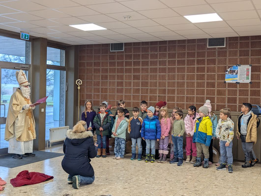Die Schüler der 1a (Otterklasse) stehen in zwei Reihen vor dem Nikolaus