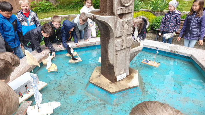 Die Boote schwimmen im Brunnen