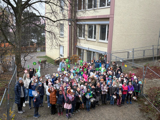 Unsere 2. Klässler mit ihren Laternen
