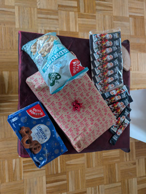 Der Inhalt des ersten Geschenkesackes liegt auf einem Tisch.