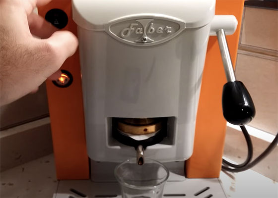 Come si usa una macchinetta in cialde caffè di carta - Madreterra Caffè