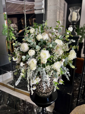 bouquet-de-fleurs-artificielles-haut-de-gamme-realises-sur-mesure-pour-le-palais-ronsard-marrakech