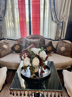 bouquet-de-fleurs-artificielles-haut-de-gamme-realises-sur-mesure-pour-le-palais-ronsard-marrakech