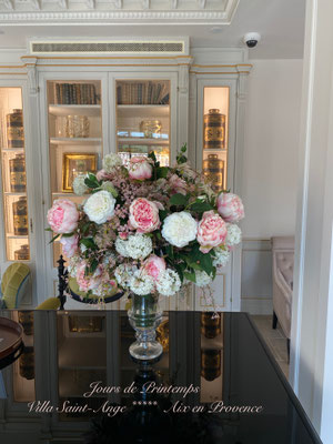 composition-florale-artificielle-sur-mesure-pour-la-villa-saint-ange-aix-en-provence