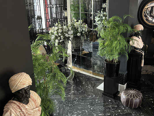 bouquet-de-fleurs-artificielles-haut-de-gamme-realises-sur-mesure-pour-le-palais-ronsard-marrakech