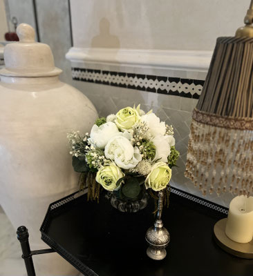 bouquet-de-fleurs-artificielles-haut-de-gamme-realises-sur-mesure-pour-le-palais-ronsard-marrakech