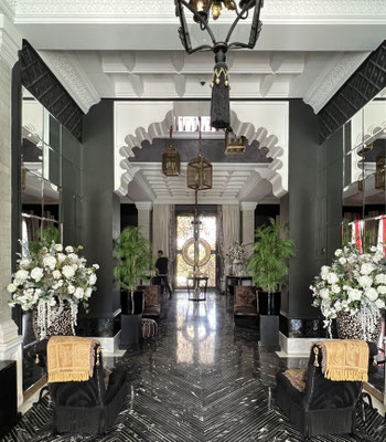 bouquet-de-fleurs-artificielles-haut-de-gamme-realises-sur-mesure-pour-le-palais-ronsard-marrakech