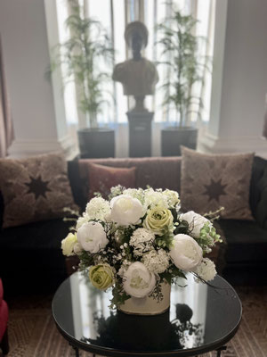 bouquet-de-fleurs-artificielles-haut-de-gamme-realises-sur-mesure-pour-le-palais-ronsard-marrakech