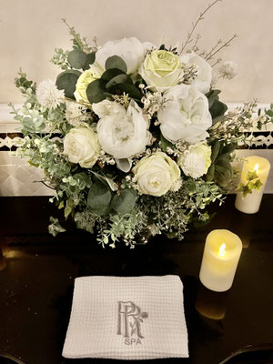 bouquet-de-fleurs-artificielles-haut-de-gamme-realises-sur-mesure-pour-le-palais-ronsard-marrakech