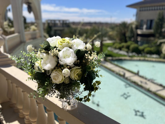 bouquet-de-fleurs-artificielles-haut-de-gamme-realises-sur-mesure-pour-le-palais-ronsard-marrakech