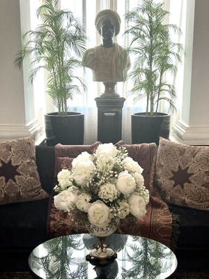 bouquet-de-fleurs-artificielles-haut-de-gamme-realises-sur-mesure-pour-le-palais-ronsard-marrakech