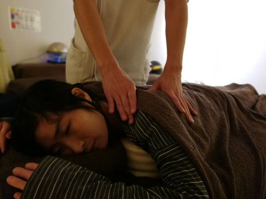 首から肩甲骨周りをしっかり揉みほぐし