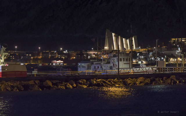 Hafen in Tromsø mit Blick auf die Eismeerkathedrale, nachmittags um 15:40 Uhr