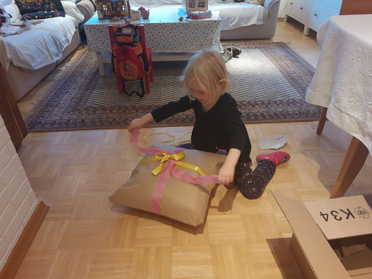 Big parcel, big bows...