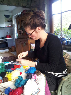 No time to waste - so right after breakfast it's go-crochet-needle-go!