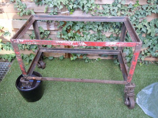 The utility cart in my open-air-workshop (our leafy parking space covered with artifical lawn) - boards removed, metal frame cleaned, ...